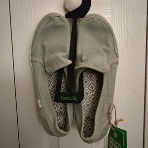 Sanuk | Women’s nuetral gray slip-on | Size 6.5